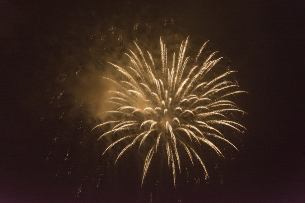 烟花在Gijón，阿斯图里亚斯。圣约翰之夜。夏至图片下载
