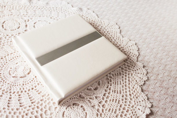 皮面写真书。时尚的婚礼或家庭相册。漂亮的记事本或相片簿与优雅的压花。印刷产品。单个产品。细节图片下载