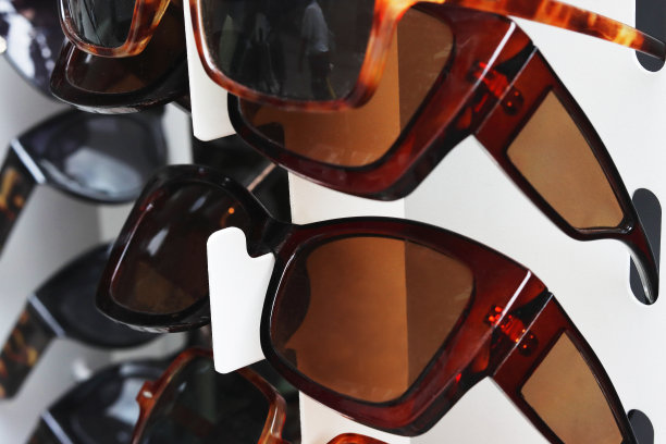 在德国海德堡，街上有很多太阳镜。眼镜店货架上的一组五颜六色的太阳镜。眼镜、防晒。太阳眼镜架街头展示。特写镜头图片下载