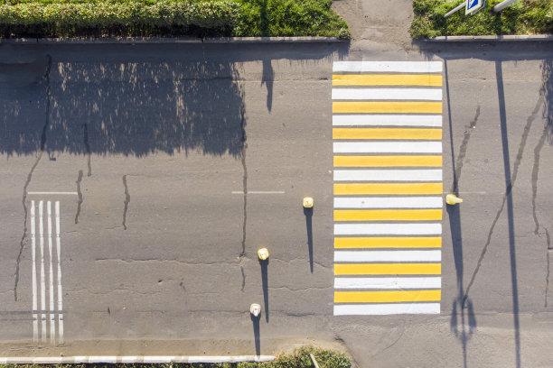 柏油路上新粉刷的人行横道，由无人机在一个省级城镇的一条糟糕的道路上拍摄图片下载