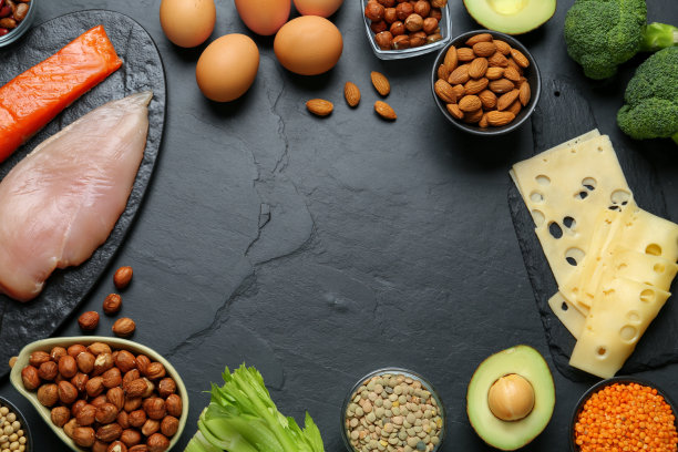 黑色桌子上摆放不同新鲜产品的框架，平铺，留有文字空间。必需氨基酸的来源图片下载