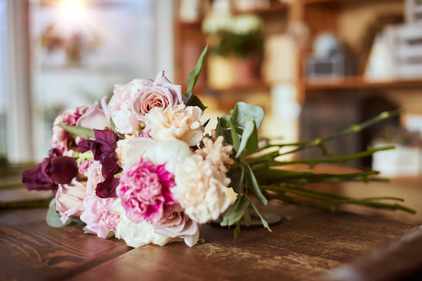 在花店制作的新鲜粉色婚礼花束图片下载