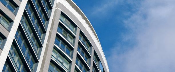 办公摩天大楼高耸的商业大楼在蓝天背景下，俯瞰玻璃现代建筑图片下载