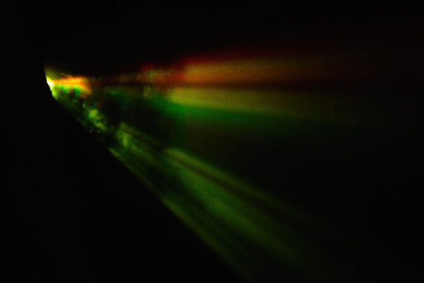 黑暗中的彩色聚光灯图片下载