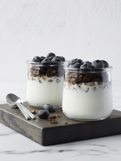 格兰诺拉麦片配酸奶和浆果图片下载