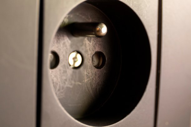 E型墙壁插座的特写肖像，用于从电源供应电力或电子设备。它有两个孔和一个接地或接地。它支持E型和F型插头。图片下载