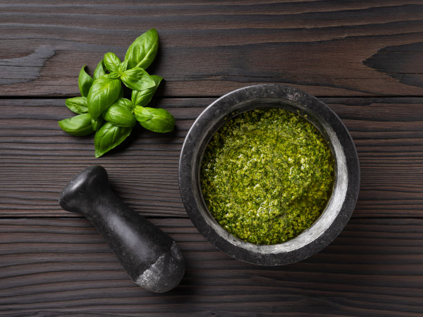 香蒜沙司在研钵和杵在深色木背景。库存图片图片下载