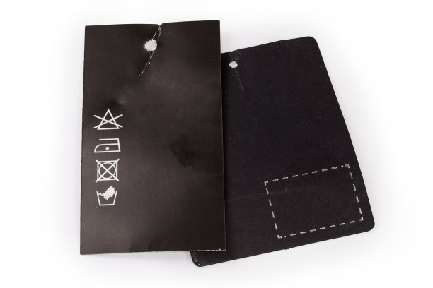 黑色吊牌，其中一个是衣物保养标志图片下载