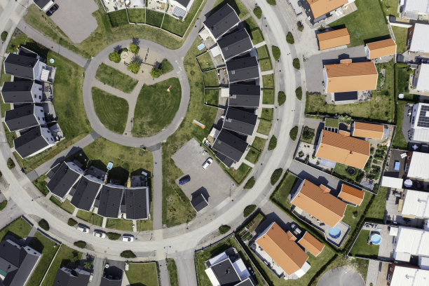 圆形的街道上有各种各样的房子图片下载