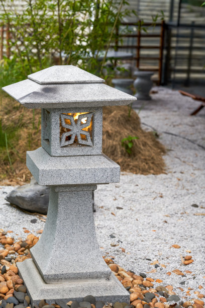 日式花园中的传统大理石落地灯图片下载