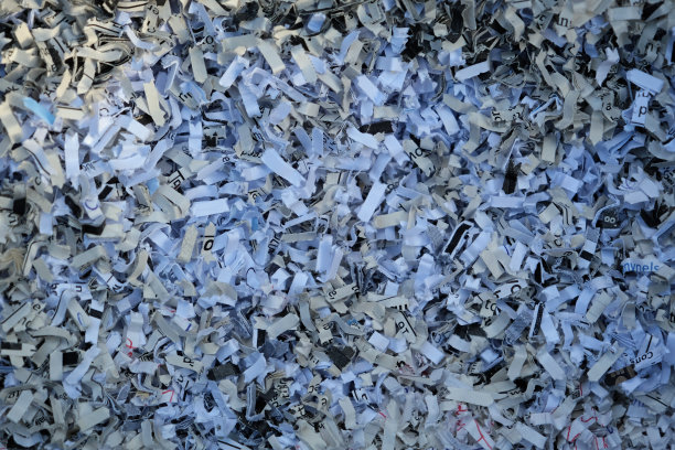 机器将机密废纸粉碎。拉近抽象的表面和纹理图片下载