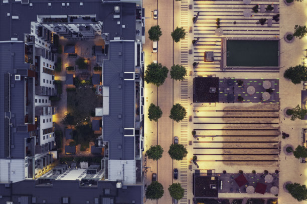 现代城市广场旁边的公寓大楼图片下载