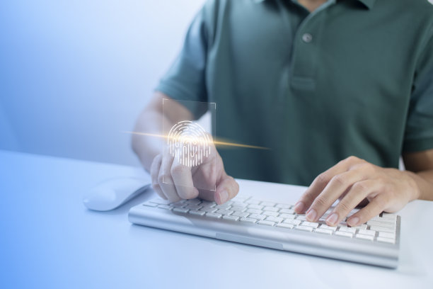 人触摸虚拟屏幕扫描指纹，数字化转型管理理念。物联网、大数据和业务流程、自动化、存储系统、云计算图片下载