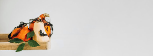 橙色南瓜木托盘万圣节节日背景图片下载