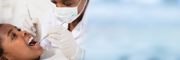 非洲女孩在口腔检查时张着嘴图片下载