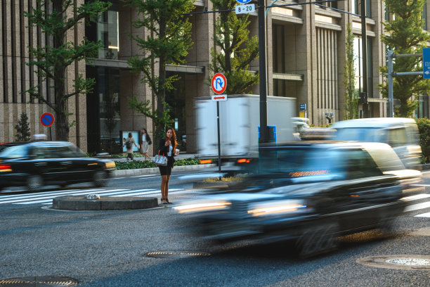 日本女商人在东京过马路图片下载