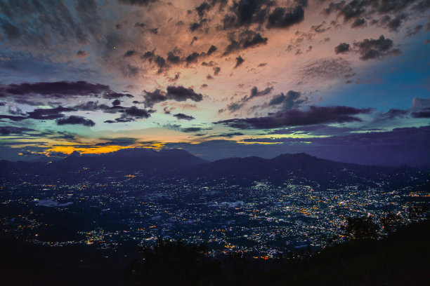 山顶上的城市之光非常美丽图片下载