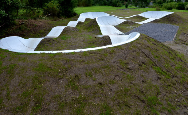 用泵向上和向下移动代替踏板和反弹来移动自行车，踏板车，滑板和直排轮滑沿模块化泵轨道轨道图片下载