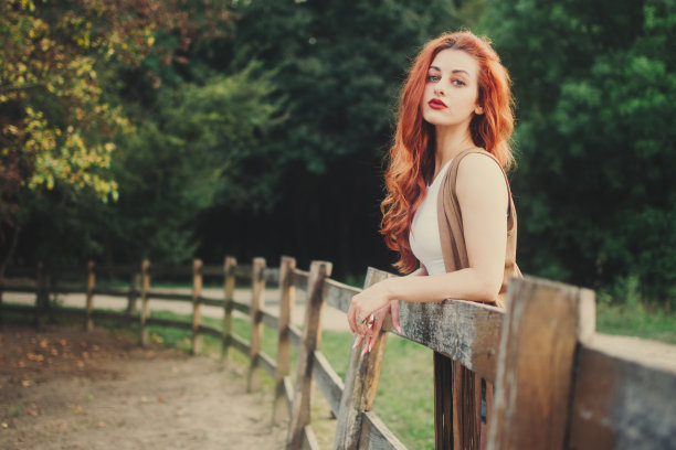 靠在篱笆上的女牛仔图片下载