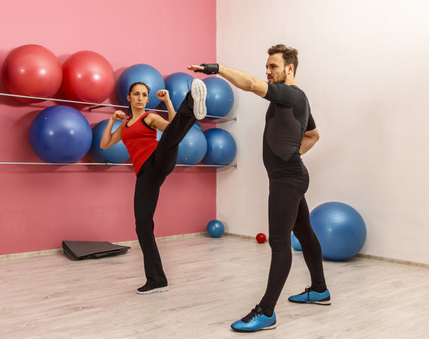 健身房里的情侣图片下载