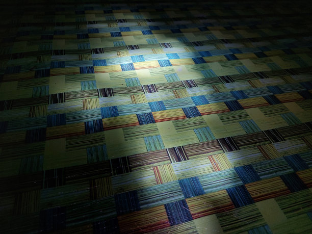 阳光进入房子，照亮了彩虹色的底座。图片下载