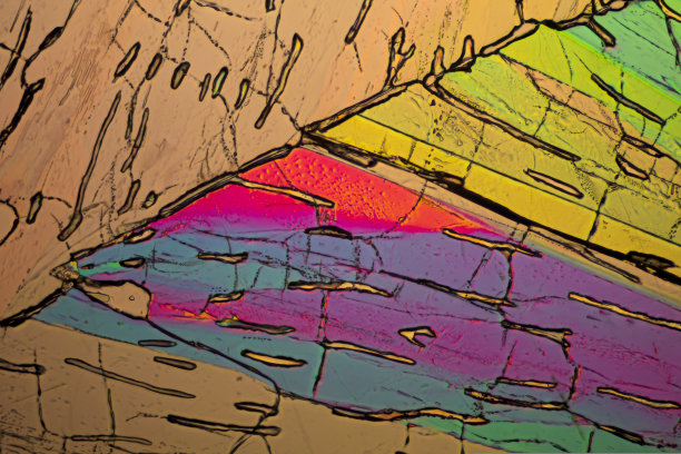 这是在偏振光显微镜下合成的化学物质愈创木酚碳酸盐晶体的图片图片下载