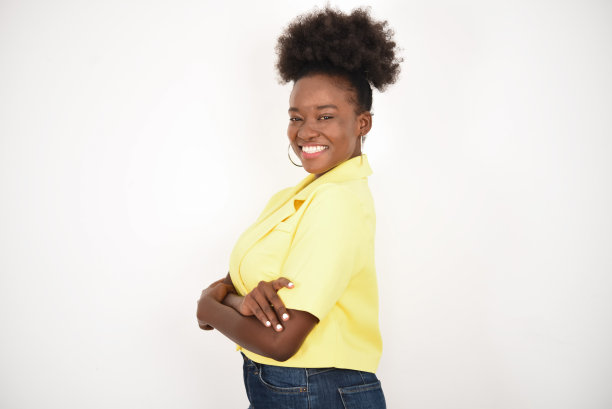 一个美丽的非裔美国妇女的工作室肖像图片下载