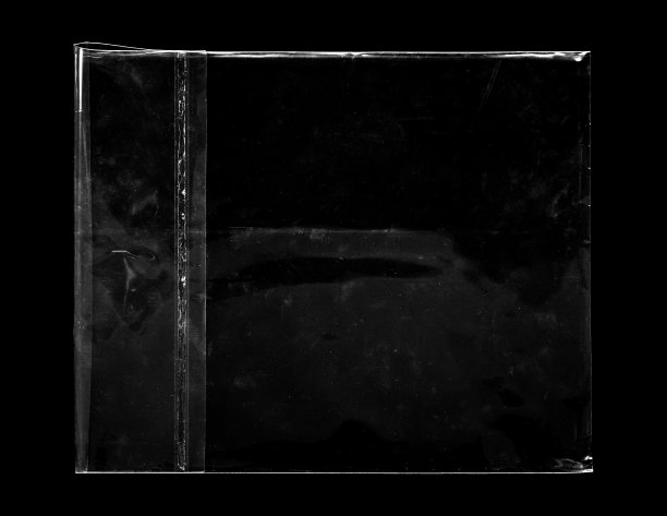 空白透明塑料袋覆盖在黑色背景图片下载