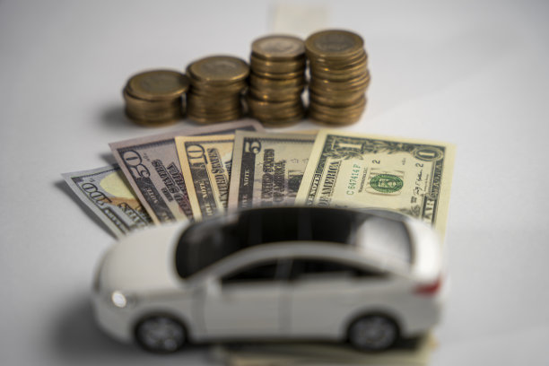 钱，汽车和汽车价格的概念图片下载