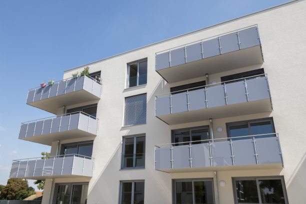 现代新建筑，带阳台的公寓楼图片下载