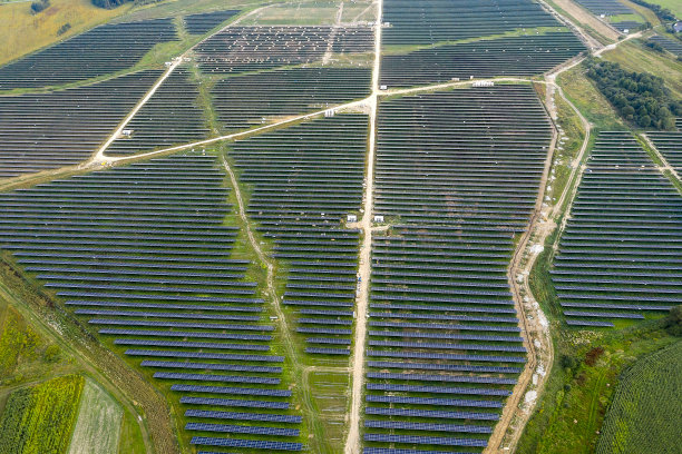 农场与光伏板，可再生能源，鸟瞰图图片下载