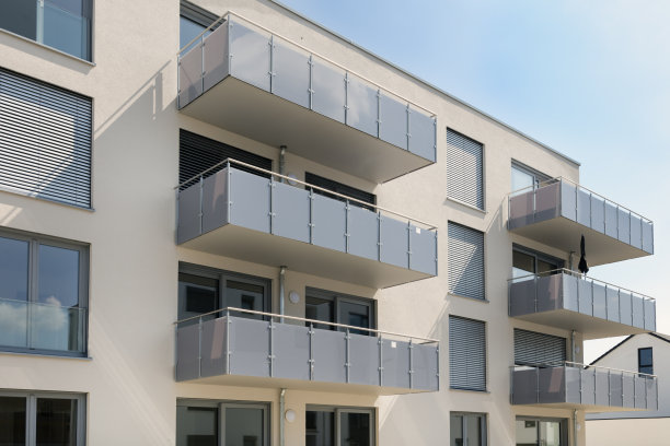 现代新建筑，带阳台的公寓楼图片下载