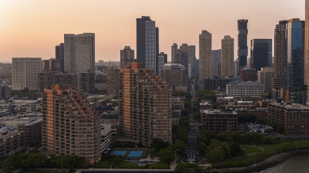 泽西城的保卢斯·胡克和日落时分的波特赛德塔公寓。图片下载