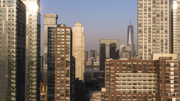 背景是哈德逊河和曼哈顿下城的泽西城市中心全景。图片下载