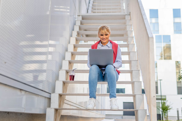 年轻女子在户外使用笔记本电脑图片下载