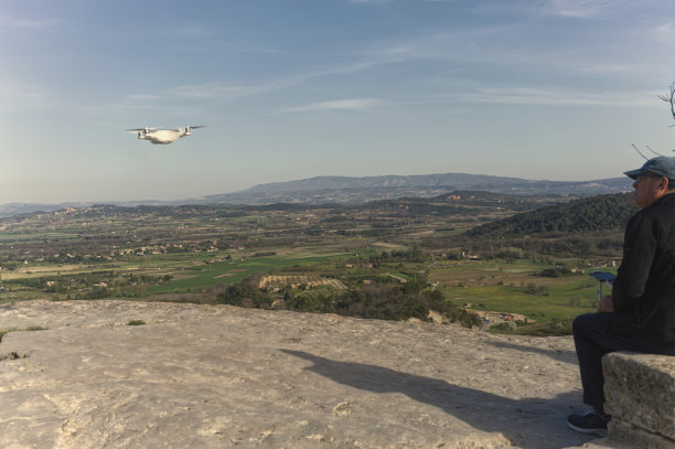 一名男子驾驶无人机飞越鲁贝隆河图片下载