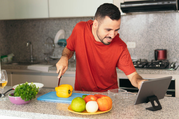 西班牙人在自家厨房开视频会议图片下载