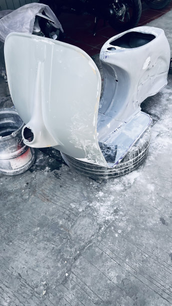 正在油漆Vespa摩托车发动机框架图片下载