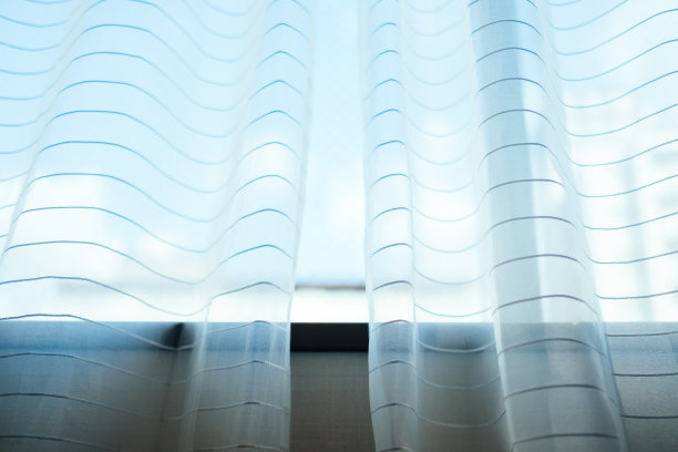 透过花边窗帘可以看到一幅令人愉快的景色的图像图片下载