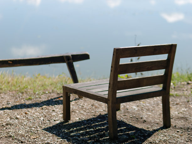 湖边木椅的特写照片图片下载