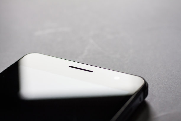 桌子上的手机部件特写图片下载