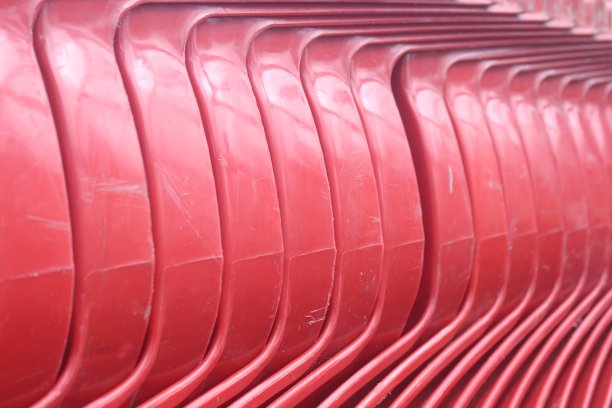 整齐排列的红色椅子，看起来像一个图案图片下载