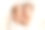 白色背景下的白色茧里的小双胞胎男孩。一个新生双胞胎睡在他的弟弟旁边。新生的一对双胞胎男孩相互拥抱。专业的摄影工作室图片下载