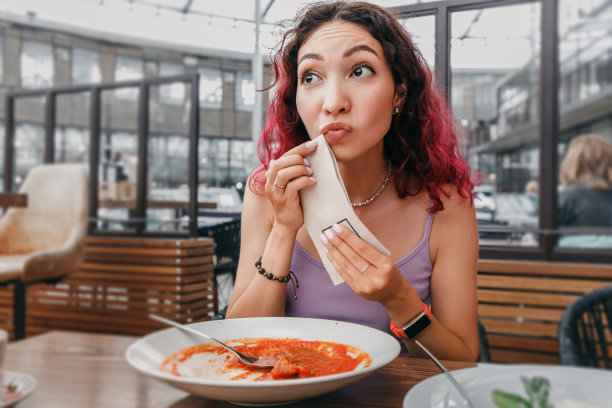 这个女孩很有礼貌，在咖啡馆饱餐一顿后，她会擦嘴。第一次约会和饮食行为图片下载