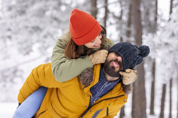 在下雪的冬天，男朋友背着女朋友图片下载