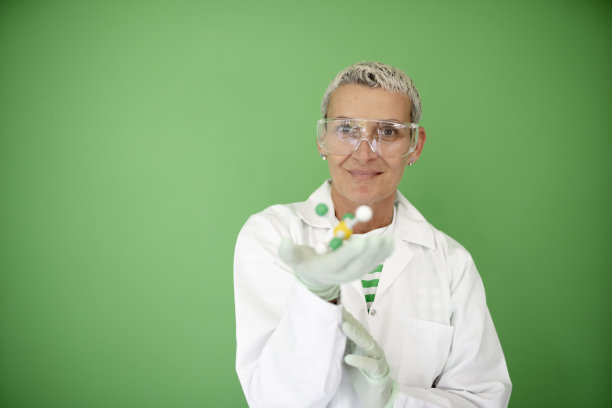 身穿白大褂的女科学家手里拿着分子模型图片下载