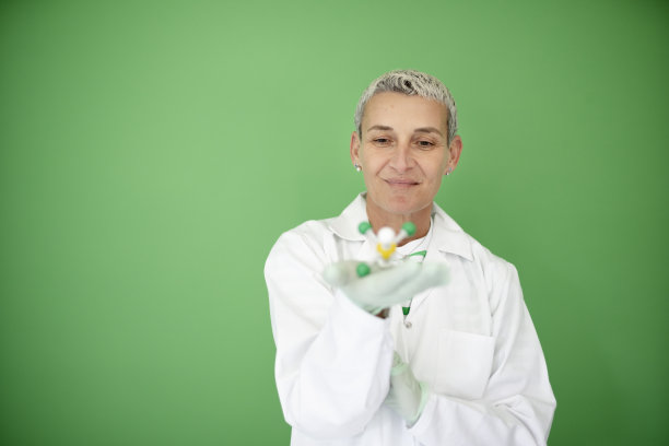 身穿白大褂的女科学家手里拿着分子模型图片下载