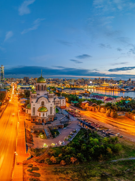 俄罗斯叶卡捷琳堡。血上的圣殿。初春或初夏的夜城。鸟瞰图图片下载