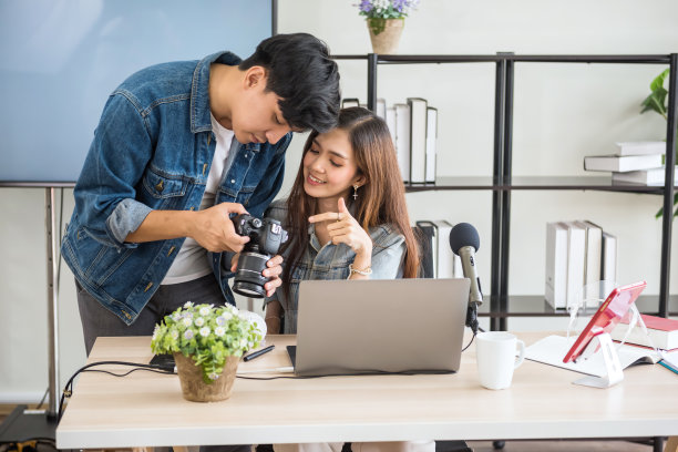 后面的场景。摄影师向美丽的博主展示照片图片下载