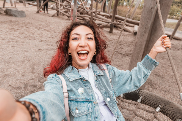 快乐的女孩已经坠入了童年，玩得很开心，在儿童游乐场上荡秋千。幼儿主义和人格与快乐的心理学图片下载